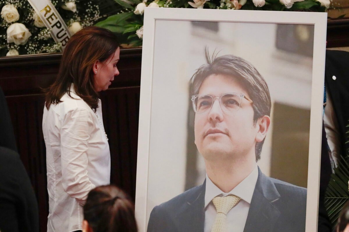 En imágenes: recibieron el féretro de Uribe Turbay en el Capitolio de Colombia