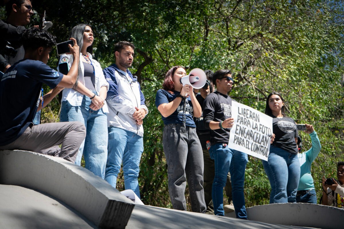 En Caracas los estudiantes impulsaron un canto infinito de paz por el Día de la Juventud
