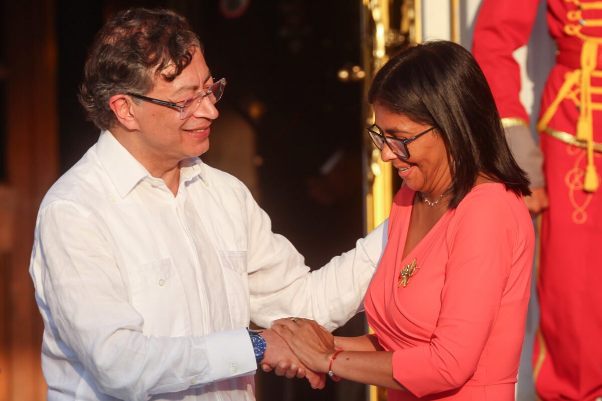 Delcy Rodríguez y Petro conversaron sobre cooperación eléctrica y gasífera entre ambos países