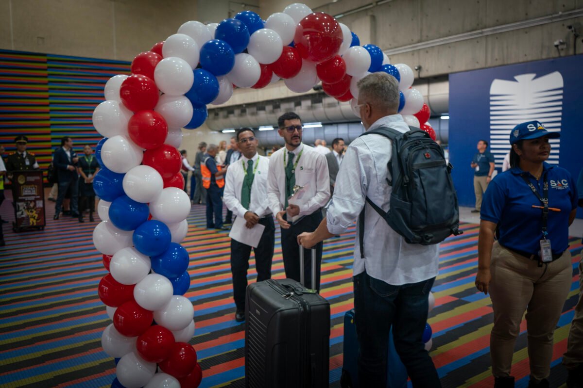El primer vuelo Caracas-Miami trajo nuevas expectativas a un país lleno de incertidumbres