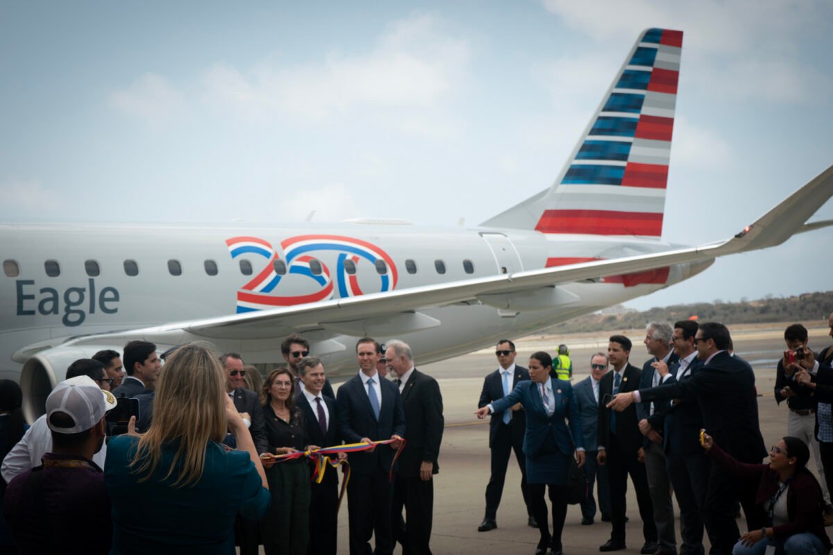 El primer vuelo Caracas-Miami trajo nuevas expectativas a un país lleno de incertidumbres