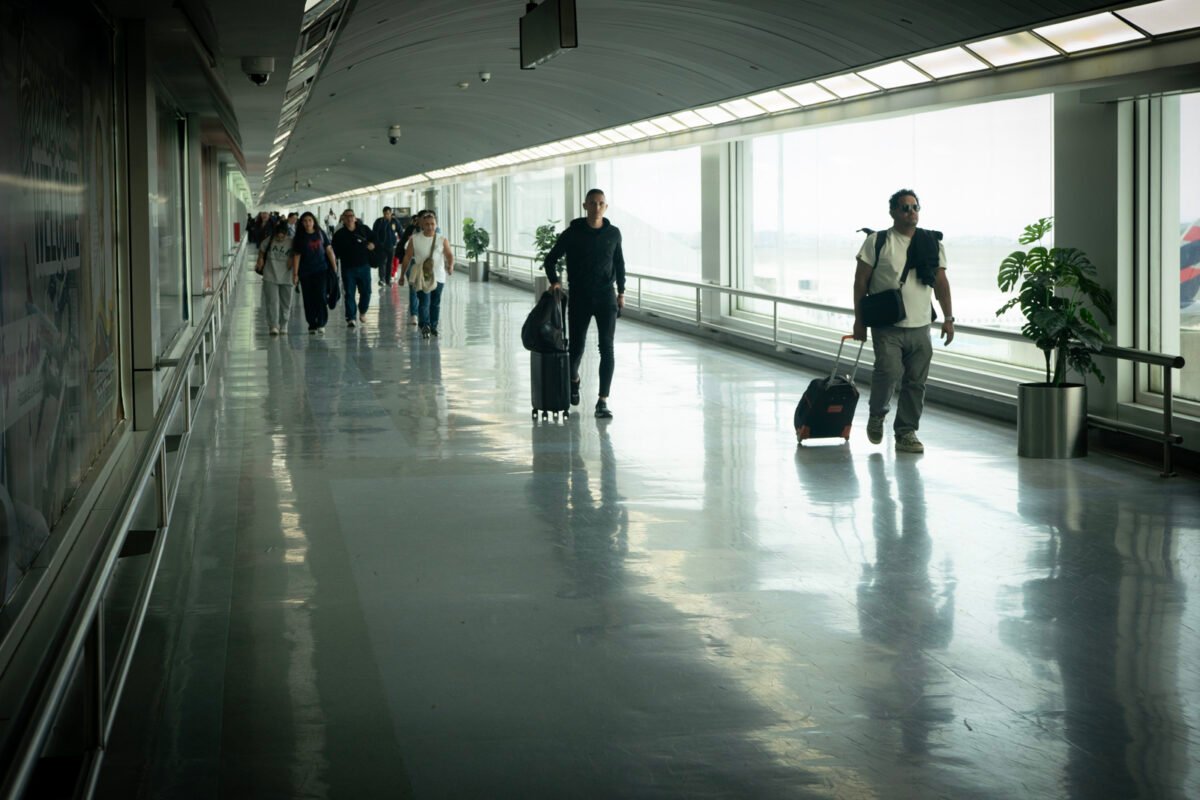 El primer vuelo Caracas-Miami trajo nuevas expectativas a un país lleno de incertidumbres